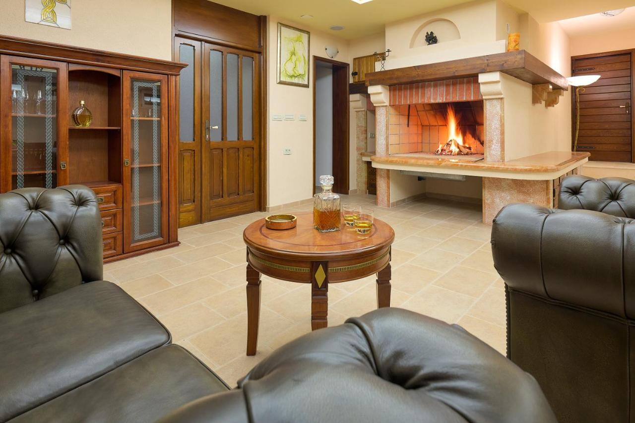 Holiday Home Plasa Zrnovnica Exterior photo