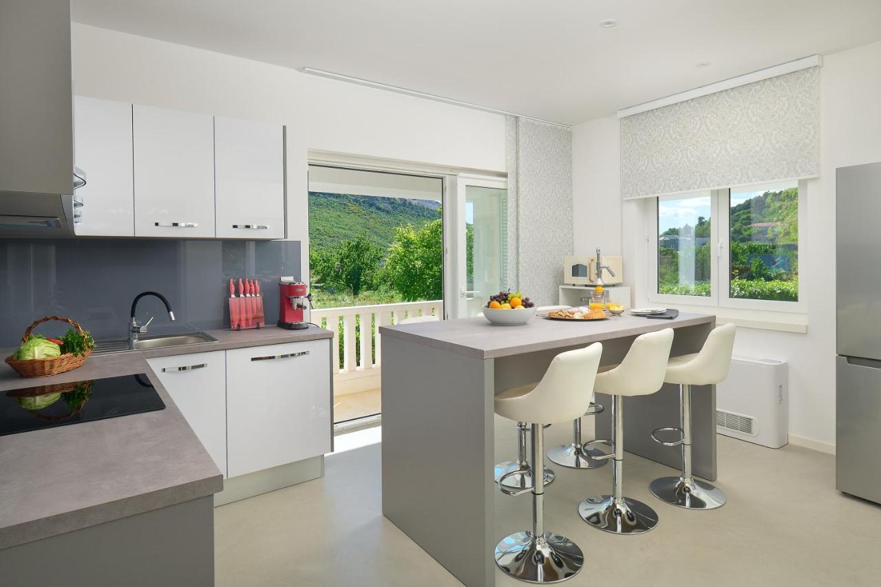 Holiday Home Plasa Zrnovnica Exterior photo